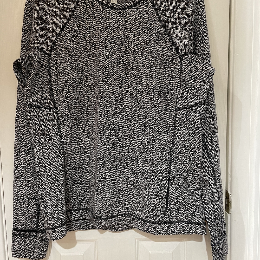 Lululemon Athletica Black and White Patterned Sweatshirt